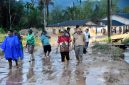 Keterangan foto: Bupati Tapanuli Tengah Masinton Pasaribu meninjau lokasi banjir di Kelurahan Sipange, Kecamatan Tukka