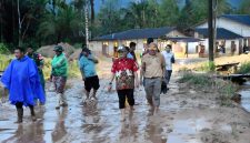 Keterangan foto: Bupati Tapanuli Tengah Masinton Pasaribu meninjau lokasi banjir di Kelurahan Sipange, Kecamatan Tukka