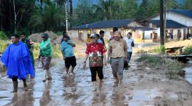 Keterangan foto: Bupati Tapanuli Tengah Masinton Pasaribu meninjau lokasi banjir di Kelurahan Sipange, Kecamatan Tukka