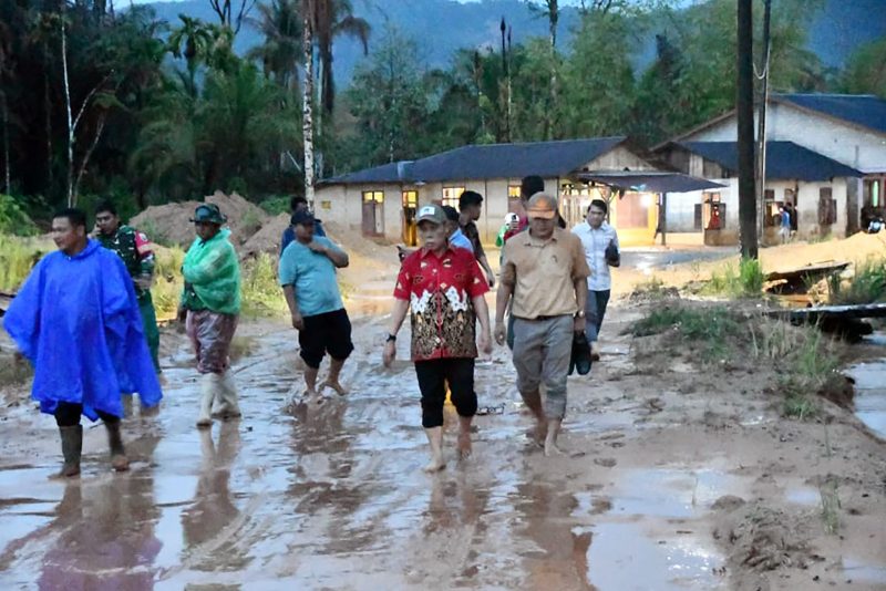 Keterangan foto: Bupati Tapanuli Tengah Masinton Pasaribu meninjau lokasi banjir di Kelurahan Sipange, Kecamatan Tukka