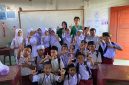 Keterangan Foto: Mahasiswa KKN IAIN Langsa bersama dewan guru dan tenaga pendidik MIS Al-Muttaqin saat mengikuti kegiatan sosialisasi dan proses belajar mengajar di kelas.