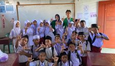 Keterangan Foto: Mahasiswa KKN IAIN Langsa bersama dewan guru dan tenaga pendidik MIS Al-Muttaqin saat mengikuti kegiatan sosialisasi dan proses belajar mengajar di kelas.