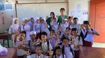 Keterangan Foto: Mahasiswa KKN IAIN Langsa bersama dewan guru dan tenaga pendidik MIS Al-Muttaqin saat mengikuti kegiatan sosialisasi dan proses belajar mengajar di kelas.