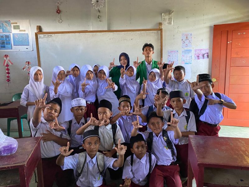 Keterangan Foto: Mahasiswa KKN IAIN Langsa bersama dewan guru dan tenaga pendidik MIS Al-Muttaqin saat mengikuti kegiatan sosialisasi dan proses belajar mengajar di kelas.