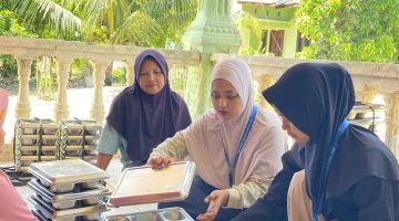 Keterangan Foto: Mahasiswa KKN IAIN Langsa bersama Ibu-Ibu PKK dan Ibu Kader Posyandu membagikan makanan bergizi gratis kepada anak-anak dan balita di Dusun Karang Sari, Kabupaten Langkat.