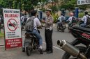 Keterangan Foto: Petugas kepolisian sedang melakukan penindakan terhadap pengendara sepeda motor berknalpot brong.
