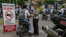 Keterangan Foto: Petugas kepolisian sedang melakukan penindakan terhadap pengendara sepeda motor berknalpot brong.
