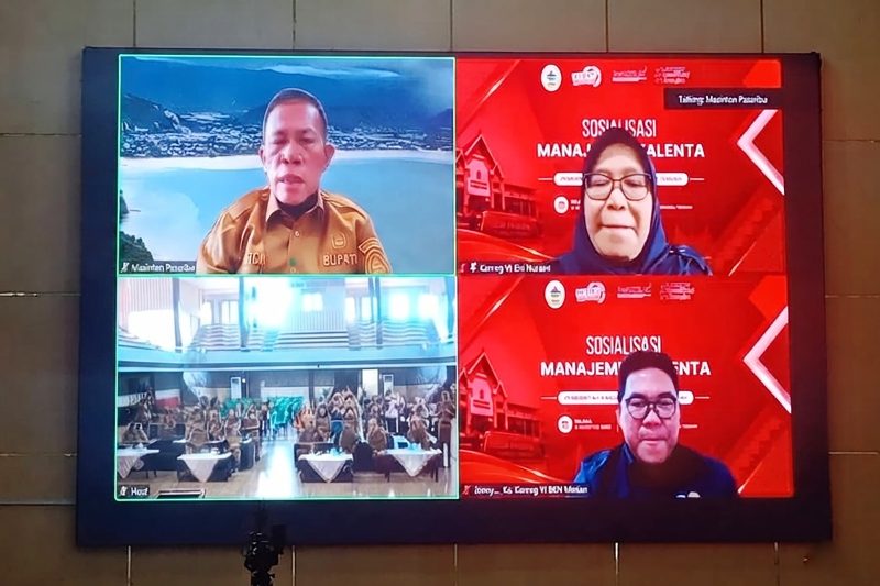 Keterangan Foto: Bupati Tapanuli Tengah Masinton Pasaribu memberikan arahan secara virtual, didampingi narasumber Dr. Nanty Haposan U.P. Simanungkalit, serta seluruh jajaran Pemkab Tapteng yang mengikuti sosialisasi secara hybrid.