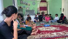 Keterangan Foto : Kepala Dinas PPPA Tapteng Rahmadiah Hanum bersama perwakilan Yayasan Pusaka Indonesia dan Save the Children dalam sosialisasi Program PROTEKTA di Kecamatan Tukka.