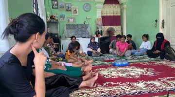 Keterangan Foto : Kepala Dinas PPPA Tapteng Rahmadiah Hanum bersama perwakilan Yayasan Pusaka Indonesia dan Save the Children dalam sosialisasi Program PROTEKTA di Kecamatan Tukka.