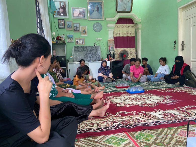 Keterangan Foto : Kepala Dinas PPPA Tapteng Rahmadiah Hanum bersama perwakilan Yayasan Pusaka Indonesia dan Save the Children dalam sosialisasi Program PROTEKTA di Kecamatan Tukka.