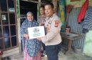 Keterangan Foto: Polsek Bukit Raya menyalurkan bantuan sosial jelang HUT RI ke-81 melalui Ekspedisi Merah Putih Presisi Polda Riau 2026. Bantuan diserahkan oleh Kanit Binmas IPTU Kamra Junaedi. 