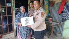 Keterangan Foto: Polsek Bukit Raya menyalurkan bantuan sosial jelang HUT RI ke-81 melalui Ekspedisi Merah Putih Presisi Polda Riau 2026. Bantuan diserahkan oleh Kanit Binmas IPTU Kamra Junaedi. 