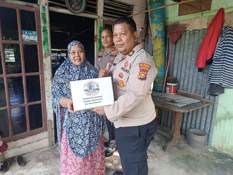 Keterangan Foto: Polsek Bukit Raya menyalurkan bantuan sosial jelang HUT RI ke-81 melalui Ekspedisi Merah Putih Presisi Polda Riau 2026. Bantuan diserahkan oleh Kanit Binmas IPTU Kamra Junaedi. 