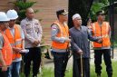 Keterangan Foto: Kapolres Langsa didampingi Kapolsek Langsa AKP Mulyadi, S.E., M.H., Wakapolsek Ipda Ridwan, Kanit Binmas Ipda Juliardi, Bhabinkamtibmas Aipda Rahmat Hidayat, dan Geuchik Gampong Teungoh Syarifuddin, S.Sos.I., saat meninjau renovasi sumur bor.