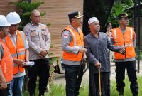 Keterangan Foto: Kapolres Langsa didampingi Kapolsek Langsa AKP Mulyadi, S.E., M.H., Wakapolsek Ipda Ridwan, Kanit Binmas Ipda Juliardi, Bhabinkamtibmas Aipda Rahmat Hidayat, dan Geuchik Gampong Teungoh Syarifuddin, S.Sos.I., saat meninjau renovasi sumur bor.