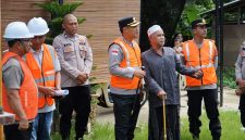 Keterangan Foto: Kapolres Langsa didampingi Kapolsek Langsa AKP Mulyadi, S.E., M.H., Wakapolsek Ipda Ridwan, Kanit Binmas Ipda Juliardi, Bhabinkamtibmas Aipda Rahmat Hidayat, dan Geuchik Gampong Teungoh Syarifuddin, S.Sos.I., saat meninjau renovasi sumur bor.