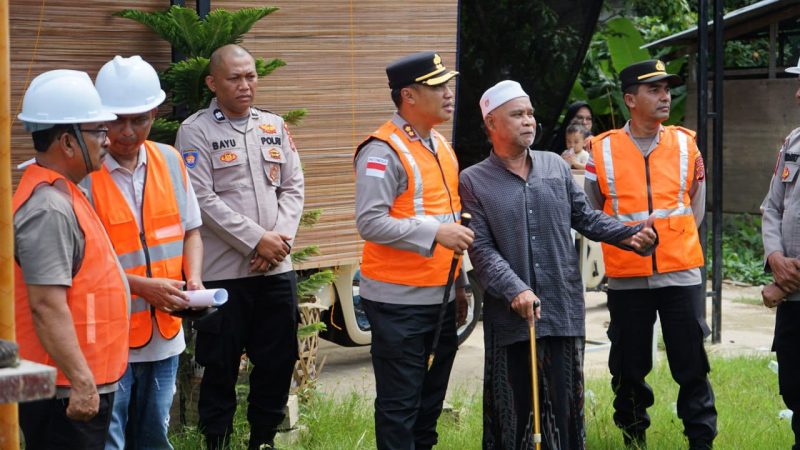 Keterangan Foto: Kapolres Langsa didampingi Kapolsek Langsa AKP Mulyadi, S.E., M.H., Wakapolsek Ipda Ridwan, Kanit Binmas Ipda Juliardi, Bhabinkamtibmas Aipda Rahmat Hidayat, dan Geuchik Gampong Teungoh Syarifuddin, S.Sos.I., saat meninjau renovasi sumur bor.