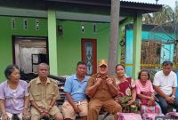 Keterangan Foto: Plh Kadis Dinas Sosial Tapteng bersama 4 KK korban kebakaran berfoto usai penyerahan bantuan Pemkab Tapteng di Kecamatan Sirandorung.
