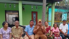 Keterangan Foto: Plh Kadis Dinas Sosial Tapteng bersama 4 KK korban kebakaran berfoto usai penyerahan bantuan Pemkab Tapteng di Kecamatan Sirandorung.

