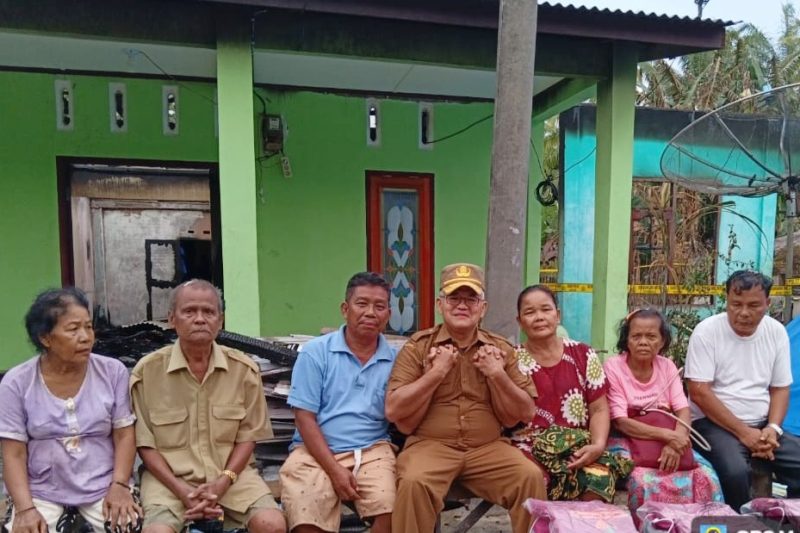 Keterangan Foto: Plh Kadis Dinas Sosial Tapteng bersama 4 KK korban kebakaran berfoto usai penyerahan bantuan Pemkab Tapteng di Kecamatan Sirandorung.
