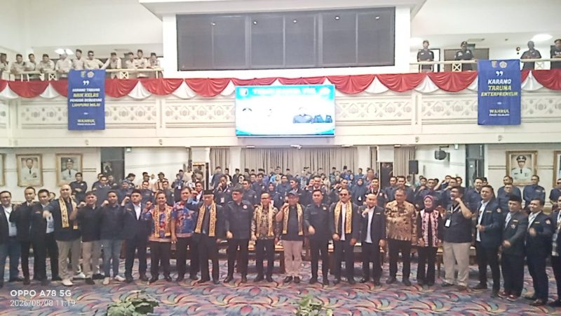 Keterangan foto : Suasana kebersamaan usai penetapan Wahrul Fauzi Silalahi, S.H. sebagai Ketua Karang Taruna Provinsi Lampung. Tampak ia berfoto bersama seluruh pengurus kabupaten/kota se-Lampung sebagai simbol persatuan.