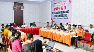 Keterangan Foto: Wakil Bupati memimpin rapat persiapan HUT RI Ke-81 di Aula Cendrawasih, Kantor Bupati Tapanuli Tengah.