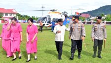 Keterangan foto : Kapoldasu Irjen Pol Whisnu Hermawan Februanto, S.I.K., M.H., Disambut Kunker ke Kabupaten Tapanuli Tengah disambut Kapolres AKBP Muhammad Alan Haikel, SKM, SIK., MIK, bersama Bupati Tapanuli Tengah Masinton Pasaribu, SH, MH,