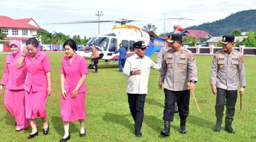 Keterangan foto : Kapoldasu Irjen Pol Whisnu Hermawan Februanto, S.I.K., M.H., Disambut Kunker ke Kabupaten Tapanuli Tengah disambut Kapolres AKBP Muhammad Alan Haikel, SKM, SIK., MIK, bersama Bupati Tapanuli Tengah Masinton Pasaribu, SH, MH,