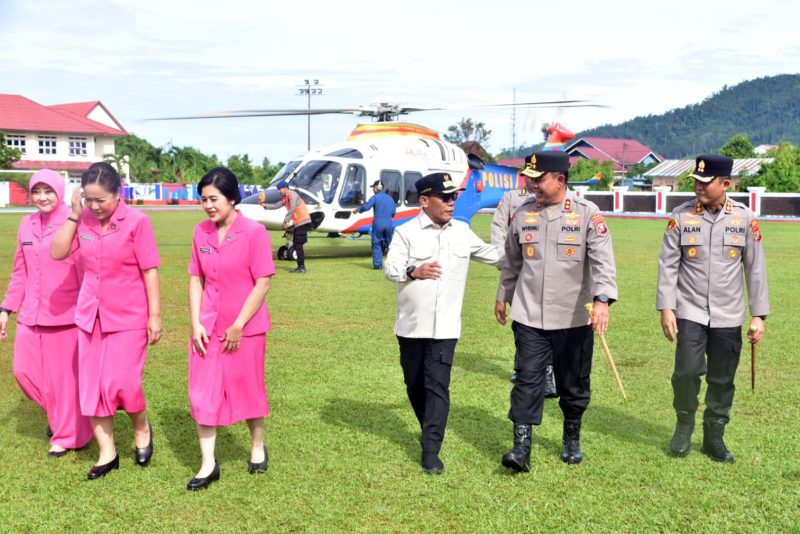 Keterangan foto : Kapoldasu Irjen Pol Whisnu Hermawan Februanto, S.I.K., M.H., Disambut Kunker ke Kabupaten Tapanuli Tengah disambut Kapolres AKBP Muhammad Alan Haikel, SKM, SIK., MIK, bersama Bupati Tapanuli Tengah Masinton Pasaribu, SH, MH,