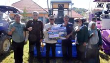 Keterangan Foto: Bupati Tapanuli Tengah menyerahkan bantuan peralatan pertanian dari Kementerian Pertanian dalam rangka peningkatan swasembada pangan di Kabupaten Tapanuli Tengah.