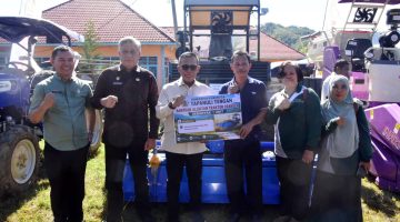 Keterangan Foto: Bupati Tapanuli Tengah menyerahkan bantuan peralatan pertanian dari Kementerian Pertanian dalam rangka peningkatan swasembada pangan di Kabupaten Tapanuli Tengah.