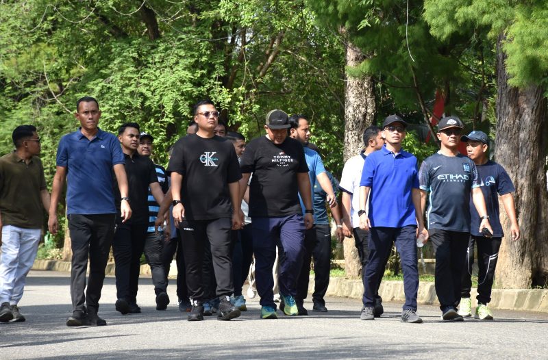 Keterangan foto: Wali Kota Langsa Jeffry Sentana S. Putra bersama Wakil Wali Kota Muhammad Haikal Alfisyahrin tampak berbaur dan bersilaturahmi dengan warga, serta menikmati suasana CFD.