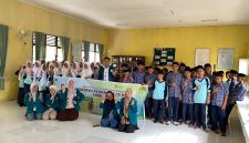 Keterangan foto: KPM 07 Universitas Islam Negeri Sultanah Nahrasiyah Lhokseumawe (UIN SUNA) menyelenggarakan program edukatif bertajuk Education Class di SMPN 1 Meurah Mulia, Desa Baroh Kuta Batee.