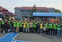 Keterangan Foto: Komunitas ojol se-Kota Langsa menggelar aksi damai di halaman Mapolres Langsa, menuntut pengusutan tuntas kasus pengeroyokan yang menimpa salah seorang rekan mereka.