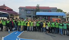 Keterangan Foto: Komunitas ojol se-Kota Langsa menggelar aksi damai di halaman Mapolres Langsa, menuntut pengusutan tuntas kasus pengeroyokan yang menimpa salah seorang rekan mereka.