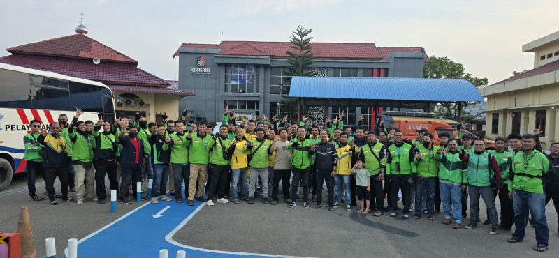 Keterangan Foto: Komunitas ojol se-Kota Langsa menggelar aksi damai di halaman Mapolres Langsa, menuntut pengusutan tuntas kasus pengeroyokan yang menimpa salah seorang rekan mereka.