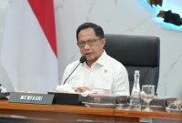 Keterangan Foto : Menteri Dalam Negeri Muhammad Tito Karnavian saat memimpin Rapat Koordinasi Khusus bersama BGN dan seluruh pemerintah daerah secara hibrida di Ruang Sidang Utama Kantor Pusat Kemendagri. 