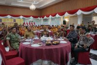 Keterangan Foto: Suasana keakraban Pangdam XIX/Tuanku Tambusai, Mayjen TNI Dr. Agus Hadi Waluyo, bersama Plt. Gubernur Riau, Ir. S.F. Hariyanto, M.T., unsur Forkopimda Riau, pimpinan organisasi veteran, para purnawirawan, dan warakawuri dalam acara ramah tamah di Gedung Daerah Pauh Janggi, Pekanbaru, Selasa (18/8/2026).