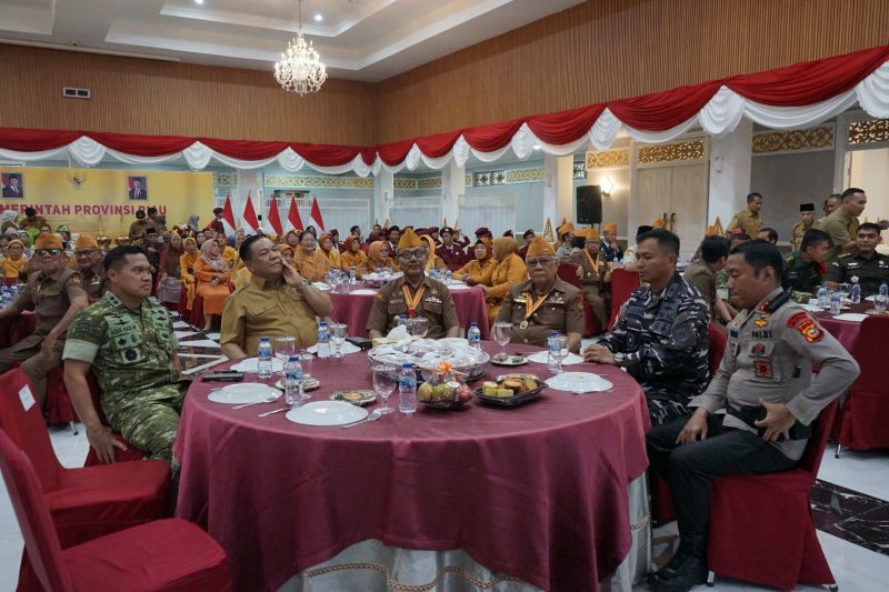 Keterangan Foto: Suasana keakraban Pangdam XIX/Tuanku Tambusai, Mayjen TNI Dr. Agus Hadi Waluyo, bersama Plt. Gubernur Riau, Ir. S.F. Hariyanto, M.T., unsur Forkopimda Riau, pimpinan organisasi veteran, para purnawirawan, dan warakawuri dalam acara ramah tamah di Gedung Daerah Pauh Janggi, Pekanbaru, Selasa (18/8/2026).