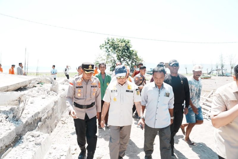 Keterangan foto: Menteri Dalam Negeri Muhammad Tito Karnavian saat meninjau lokasi bencana gempa di Desa Satar Kampas, Kecamatan Lamba Leda Utara, Kabupaten Manggarai Timur, NTT, Senin (17/8/2026).