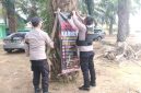Keterangan Foto: Petugas Polsek Baradatu memasang banner imbauan “STOP KARHUTLA” di sejumlah lokasi strategis sebagai upaya preventif kebakaran hutan dan lahan di wilayah Kecamatan Baradatu, Kabupaten Way Kanan.
