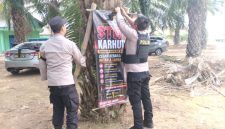 Keterangan Foto: Petugas Polsek Baradatu memasang banner imbauan “STOP KARHUTLA” di sejumlah lokasi strategis sebagai upaya preventif kebakaran hutan dan lahan di wilayah Kecamatan Baradatu, Kabupaten Way Kanan.
