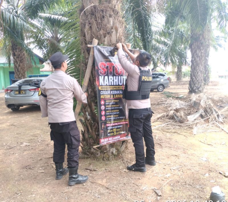 Keterangan Foto: Petugas Polsek Baradatu memasang banner imbauan “STOP KARHUTLA” di sejumlah lokasi strategis sebagai upaya preventif kebakaran hutan dan lahan di wilayah Kecamatan Baradatu, Kabupaten Way Kanan.
