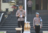 Keterangan Foto: Kapolres Way Kanan AKBP Ramadhona, S.H., S.I.K., saat menyerahkan penghargaan kepada Polsek berprestasi dalam pengungkapan kasus terbanyak pada Operasi Sikat Krakatau Tahun 2026.