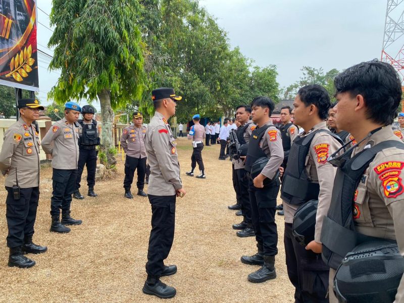 Keterangan Foto: Kapolres Way Kanan, AKBP Ramadhona, memberikan arahan kepada anggota Polres Way Kanan untuk menjalankan tugas dengan dedikasi tinggi dan penuh tanggung jawab.