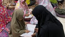 Keterangan Foto: Suasana kegiatan belajar mengaji malam hari di Posko KKN IAIN Langsa, Dusun Karang Sari, Desa Tanjung Putus.