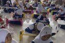 Keterangan foto: Mahasiswa KKN Kelompok 06 sebagai penanggung jawab cabang mewarnai untuk anak-anak usia dini di Desa Tanjung Putus.