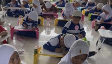 Keterangan foto: Mahasiswa KKN Kelompok 06 sebagai penanggung jawab cabang mewarnai untuk anak-anak usia dini di Desa Tanjung Putus.
