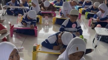 Keterangan foto: Mahasiswa KKN Kelompok 06 sebagai penanggung jawab cabang mewarnai untuk anak-anak usia dini di Desa Tanjung Putus.